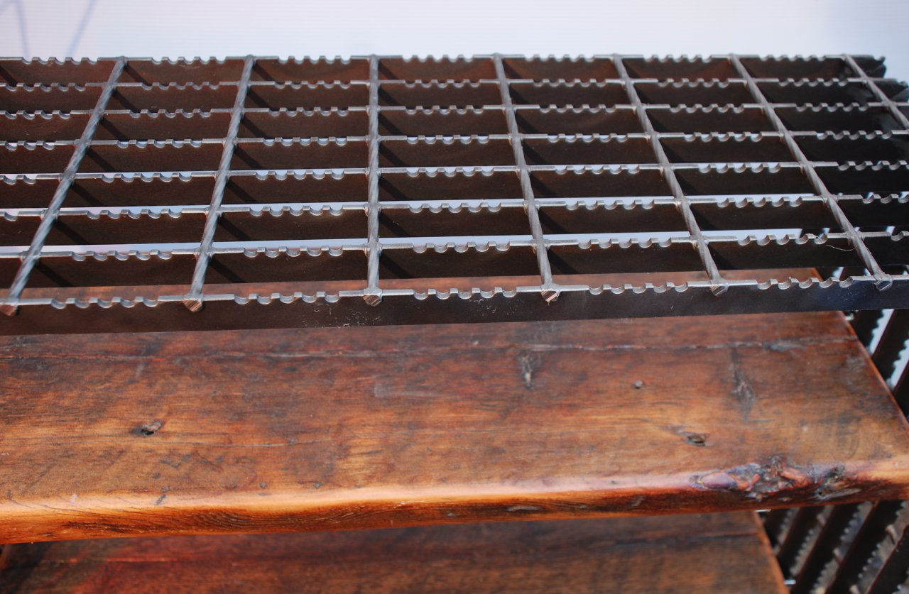 Grating steel shelves with wooden boards